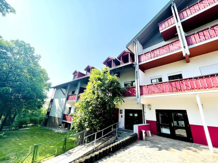 Fewo 20 - Appartement Im Rottalblick - Youngmodern Wohnen, Tiere Willkommen, Bademantelgang Zur Therme, Tv Und Balkon Bad Griesbach (Bavaria) Eksteriør bilde